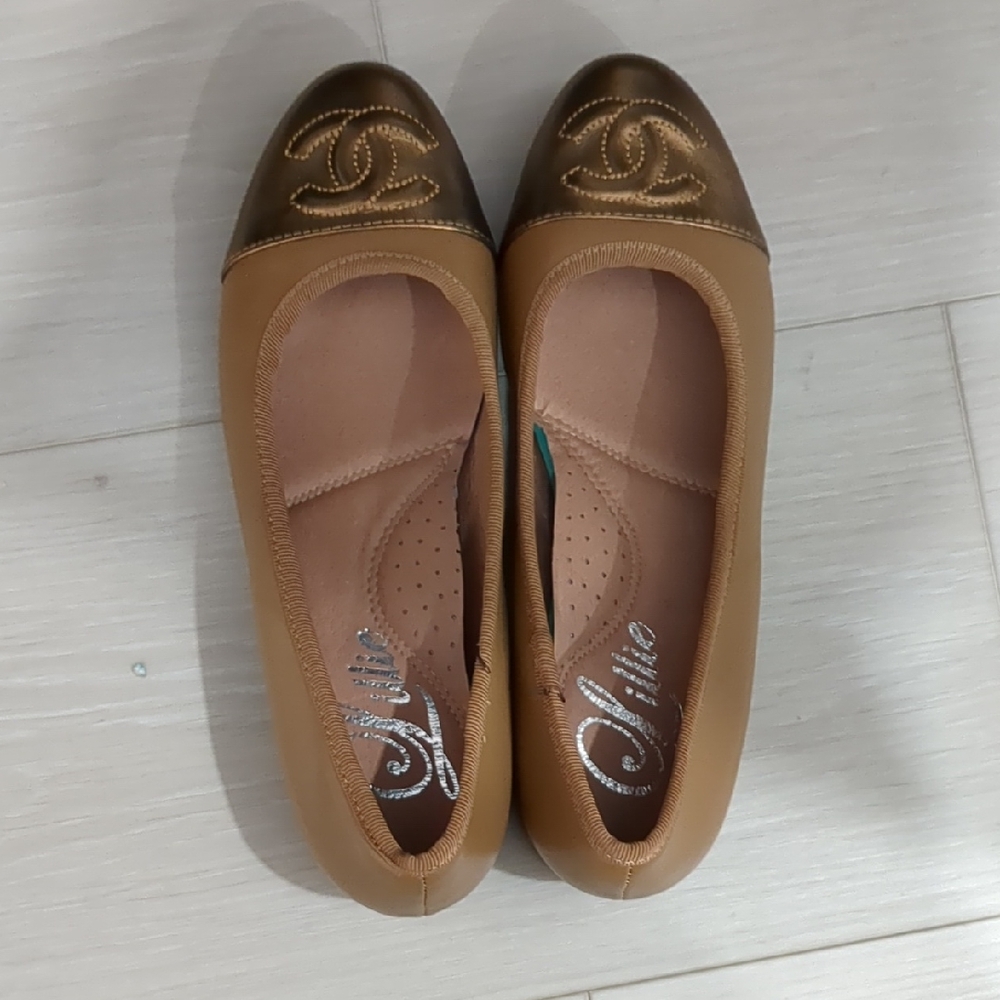 Chanel Style Size 35 Nwt Chic Tan Ballet Flats with Metallic Brown Cap Toe
